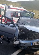TIR ile otomobil çarpıştı: 1 ölü, 2 yaralı
