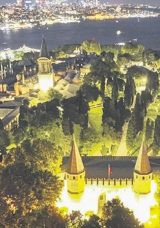 Topkapı Sarayı’nın kapıları gece de açık