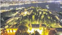 Topkapı Sarayı’nın kapıları gece de açık