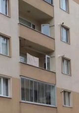 Torununu Uğurlarken Balkondan Düşerek Hayatını Kaybetti