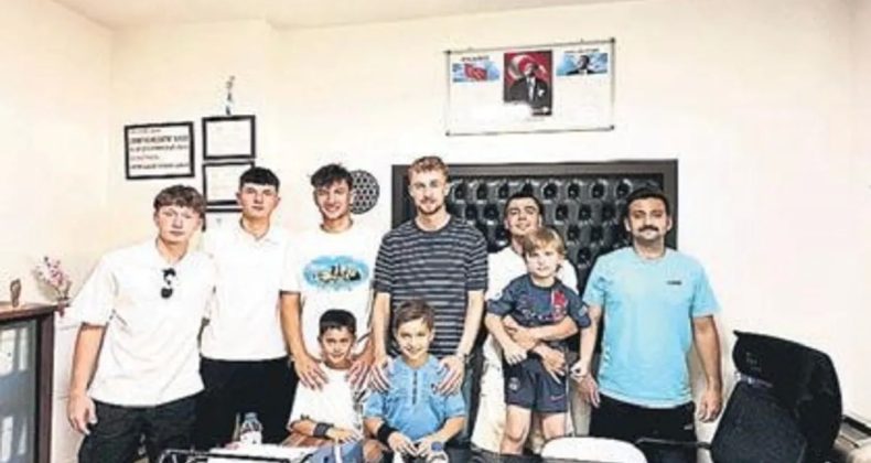 Trabzon U19 Takımı Miniklerin Yüzünü Güldürdü