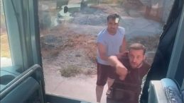 Turistleri Taşıyan Otobüse Taşlı Saldırı: 4 Şüpheli Gözaltına Alındı!
