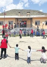 Üniversite Öğrencileri Miniklerin Yüreklerine Dokunuş Sağladı