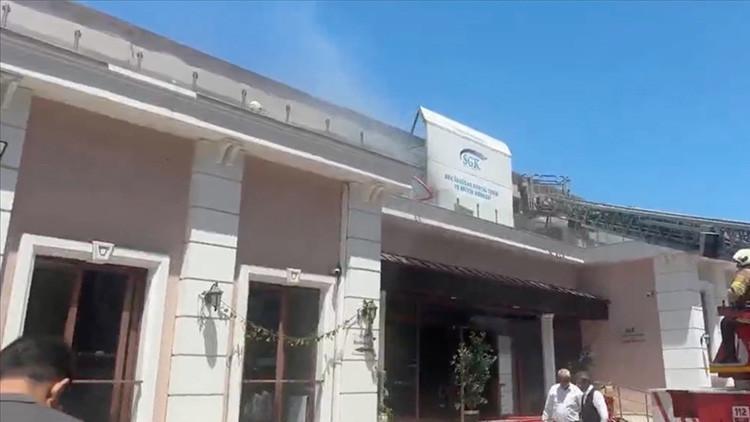 Üsküdar'da Sosyal Tesis Yangını: İtfaiye Hızla Müdahale Etti