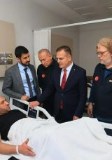Vali Akbıyık, depremden etkilenenleri hastanede ziyaret etti