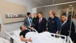 Vali Akbıyık, depremden etkilenenleri hastanede ziyaret etti
