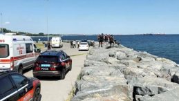 Vatandaş Sahilde Gezerken Kayalıklar Arasında Kadın Cesedi Buldu