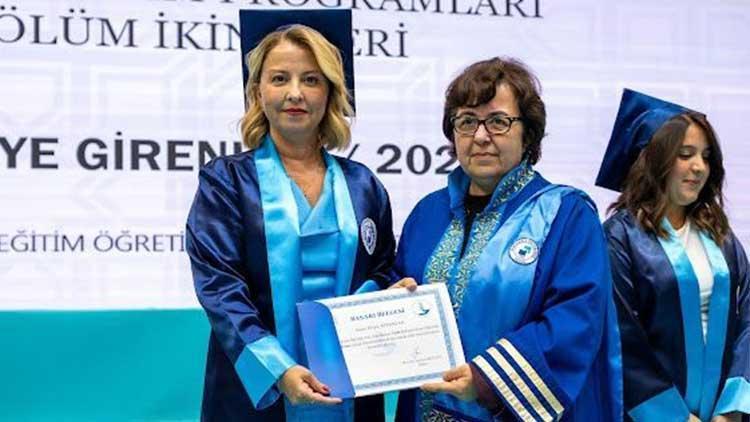 Yarım Kalmış Üniversite Hayalini Tamamladı… 51 Yaşında İkincilikle Mezun Oldu