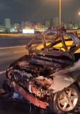 Yayaya Çarpmamak İçin Bariyerlere Çarpan Otomobil Alev Aldı