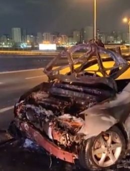 Yayaya Çarpmamak İçin Bariyerlere Çarpan Otomobil Alev Aldı