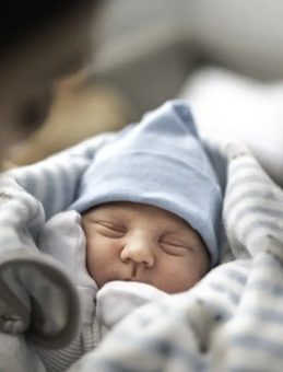 Yeni Doğan Bebek Uyurken Üstü Örtülür Mü? Yeni Doğan Bebek Yatarken Nasıl Giydirilmeli?