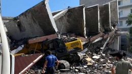 Yıkım Esnasında 7 Katlı Bina Düştü: İş Makinesi Altında Kaldı