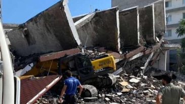 Yıkım Esnasında 7 Katlı Bina D&uuml;şt&uuml;: İş Makinesi Altında Kaldı
