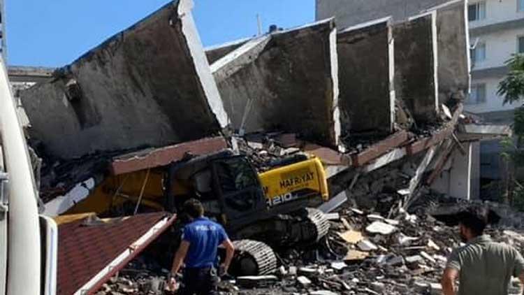Yıkım Esnasında 7 Katlı Bina Düştü: İş Makinesi Altında Kaldı