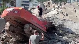 Yıkım Esnasında Bina İş Makinesinin Üzerine Devrildi: Operatör Enkaz Altında Kaldı