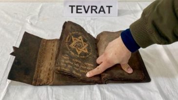 Yol Kontrolünde Ele Geçirildi! 700 Yıllık Tevrat Bulundu