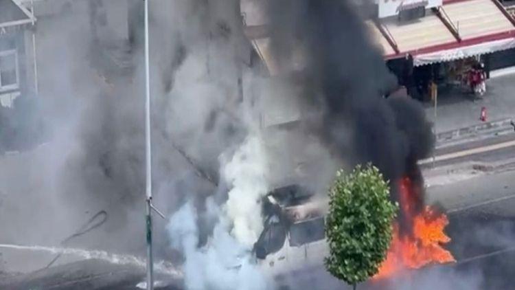 Yolcu minibüsü alev alev yandı, şans eseri ölen ya da yaralanan olmadı