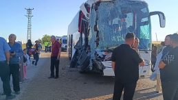 Yolcu Otobüsü ve Tırın Karıştığı Zincirleme Kazada 24 Yaralı
