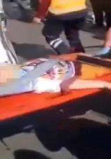 Yolda karşıya geçmeye çalışan anne ve çocuğuna otomobil çarptı: 2 yaşındaki bebek hayatını kaybetti