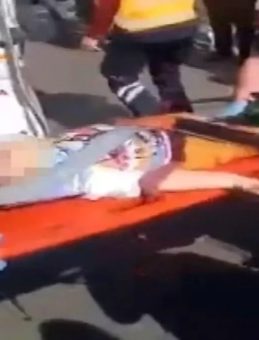 Yolda karşıya geçmeye çalışan anne ve çocuğuna otomobil çarptı: 2 yaşındaki bebek hayatını kaybetti