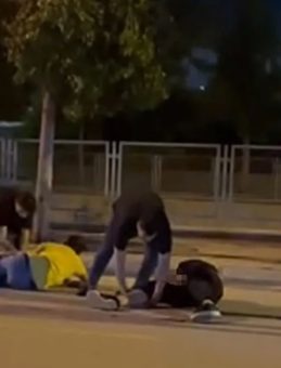 Yolda yürürken silahlı saldırıya uğradılar: 2 genç yaralandı!