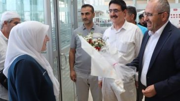 Yurda D&ouml;n&uuml;ş Yaptılar… Havalimanında &Ccedil;i&ccedil;eklerle Karşılandılar