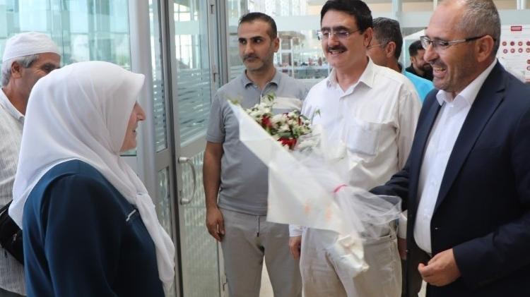 Yurda Dönüş Yaptılar… Havalimanında Çiçeklerle Karşılandılar