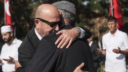 15 Temmuz'da kritik talimatı vermişti! Emekli Korgeneral Zekai Aksakallı, şehit Ömer Halisdemir'in kabir ziyaretinde bulundu