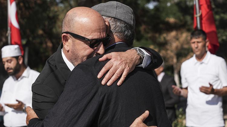 15 Temmuz'da kritik talimatı vermişti! Emekli Korgeneral Zekai Aksakallı, şehit Ömer Halisdemir'in kabir ziyaretinde bulundu