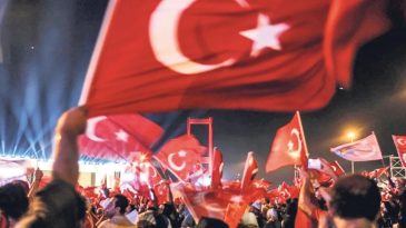 15 Temmuz&rsquo;da Geceyi Aydınlatan Y&uuml;zler, Vatanı Ayakta Tuttu! Bir Gecede Yeniden Doğduk: Lider &Ccedil;ağırdı, Millet Y&uuml;r&uuml;d&uuml;