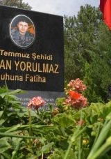 15 Temmuz&rsquo;da hem doğdu hem şehit d&uuml;şt&uuml;! Hakan Yorulmaz kabri başında anıldı