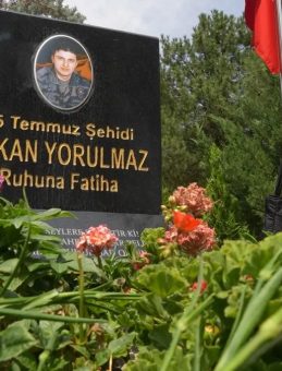 15 Temmuz’da hem doğdu hem şehit düştü! Hakan Yorulmaz kabri başında anıldı