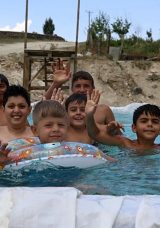 16 Yıllık &Ouml;ğretmen, &Ccedil;ocuklar İ&ccedil;in Yapılan Dev Havuzla Yazı Neşelendirdi!