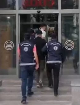 22 Düzensiz Göçmenin Yakalandığı Olayda 2 Zanlı Tutuklandı