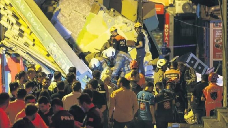 3 Katlı Bina Patlamada Çöktü