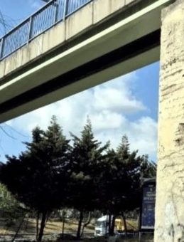33 Yıllık Üstgeçit, Dökülen Beton Parçaları ile Tedirginlik Yaratan Bir Manzara Sunuyor