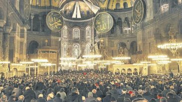 5 Yıl &Ouml;nce Bug&uuml;n Ayasofya Camii Zincirlerinden Kurtuldu