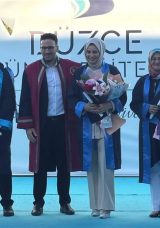 53 Yaşında &Uuml;niversiteyi Birincilikle Tamamladı: Oğlu ile Birlikte Mezuniyet Sevinci Yaşadı!