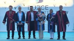 53 Yaşında Üniversiteyi Birincilikle Tamamladı: Oğlu ile Birlikte Mezuniyet Sevinci Yaşadı!