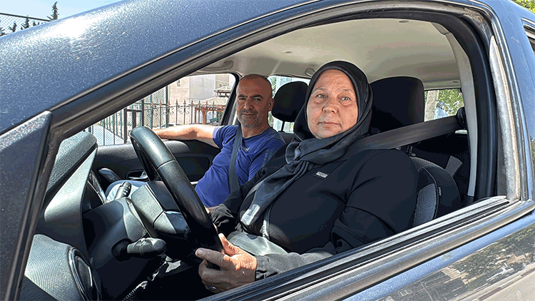 55 Yaşındaki Kadın İnanılmaz Başarıyla Ehliyetini Aldı
