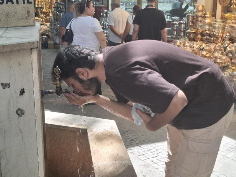 Serinlemek için çeşme başında bekleyen çocuklar.
