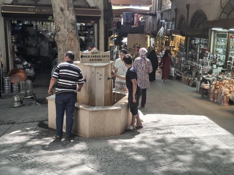 Sıcak havadan bunalan vatandaşlar çeşme başında.