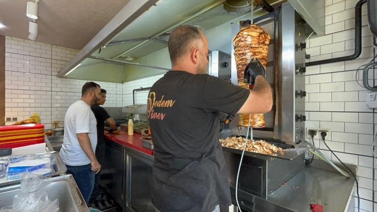 Buz torbası ile serinlemeye çalışan ustanın anı