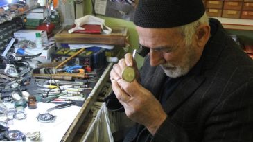 78 Yaşında Hala Zamanla Yarışıyor! Yanındaki &Ccedil;ıraklardan Biri Vali Oldu