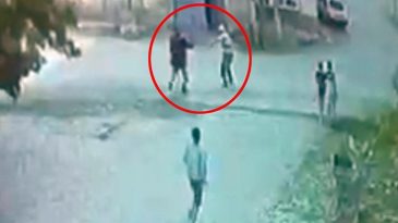 93 Yaşındaki Adam Dehşet Sa&ccedil;tı! K&ouml;y Meydanında Yeğenini Bastonla Kovalayıp &Ouml;ld&uuml;rd&uuml;