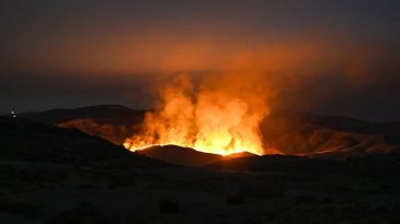 ABD'nin California Eyaletinde Yangınlar, 22 Bin Hektardan Fazla Araziyi Alevlere Teslim Etti