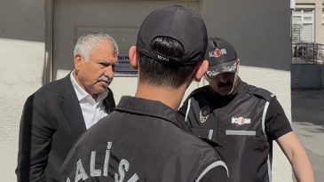 Adana Belediyesi &Ouml;n&uuml;nde Gazetecilere Saldırı: A Haber Canlı Yayınında Gergin Anlar