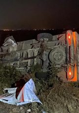 Adana'da Kamyonet ve Otomobil &Ccedil;arpıştı: Aileden 3 Kişi Yaralandı