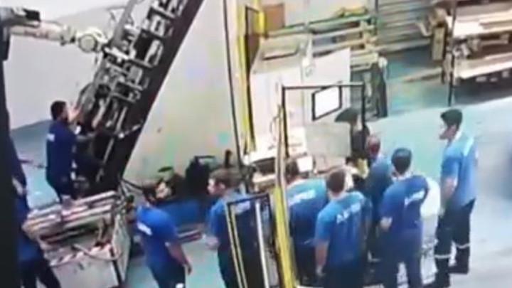 Adana'da Korkunç Olay: Arızalı Makine İşçinin Sırtına Saplandı
