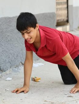 Adana'da Yürek Burkucu Olay: Enes'in Tekerlekli Sandalyesi Çalındı, Şimdi Emekleyerek Geziyor